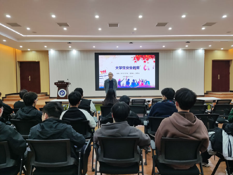 材科2101班安全教育主题班会照片2.jpg
