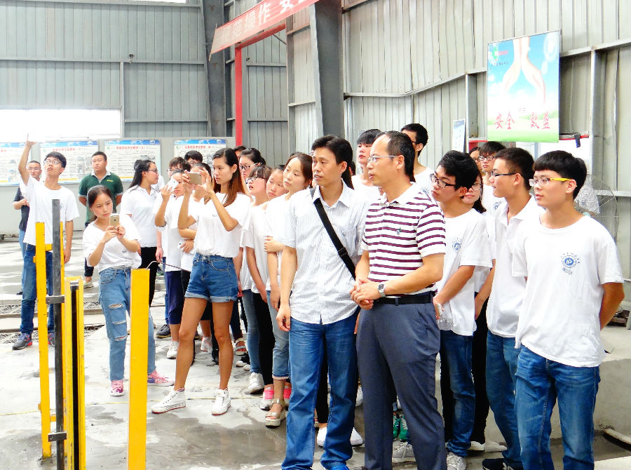 (3)欧阳书记和队员参观强耐建材01 彭硕.JPG